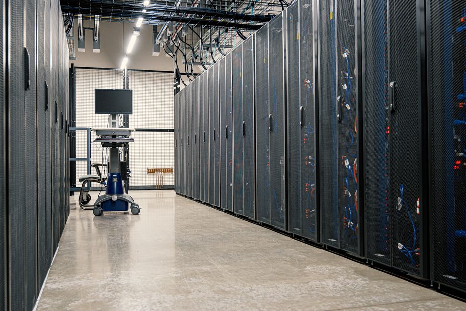 データセンターの通路に並ぶサーバーラック